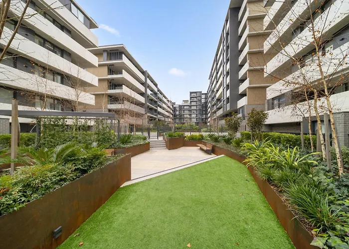 Sleek Inner-City 2-Bed With Swimming Pool & Bbq